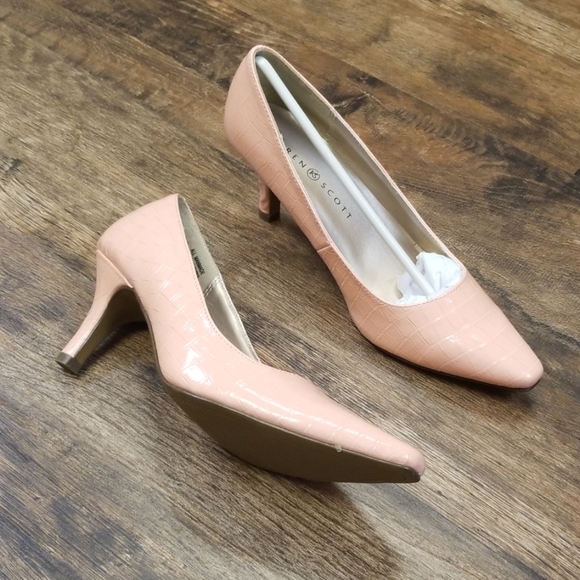 Karen Scott Clancy Pumps - Picture 2 of 4